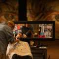 Museo Van Gogh holandés se convierte en peluquería como señal de protesta ante restricciones por alza de contagios
