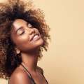 Una nueva ley exige a todos los estudiantes de peluquería de Nueva York que aprendan a tratar el cabello afro